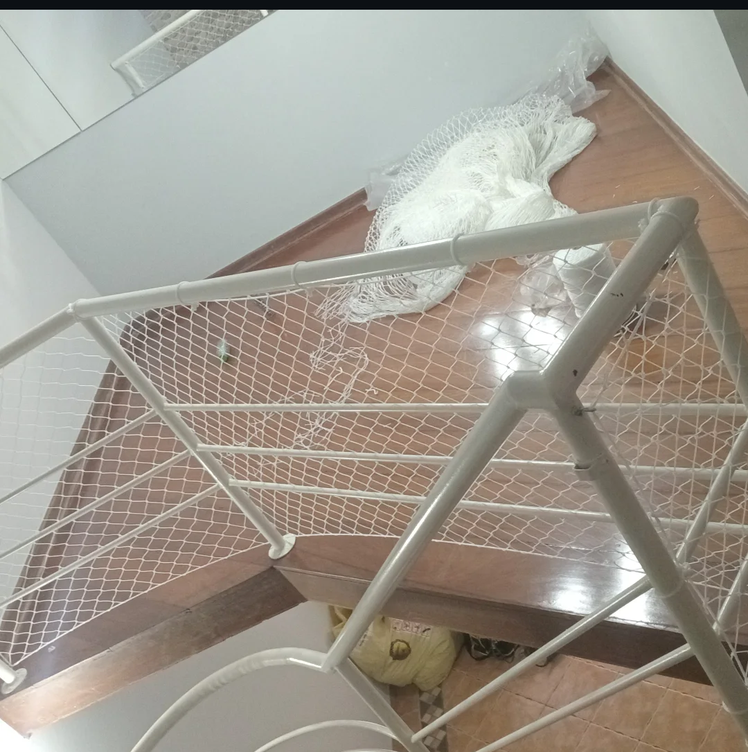 Escada Branca Protegida